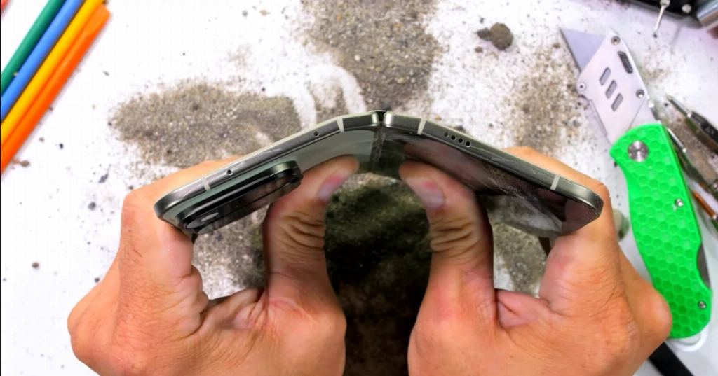 Pixel 11 Pro Fold Fails JerryRigEverything Google Pixel 11 Pro Fold провалив тест на міцність: стара проблема повернулася Test: Same Structural Flaw Remains