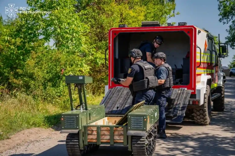 Cпецтехніка ДСНС допомагає ліквідовувати наслідки вибухів на Хмельниччині